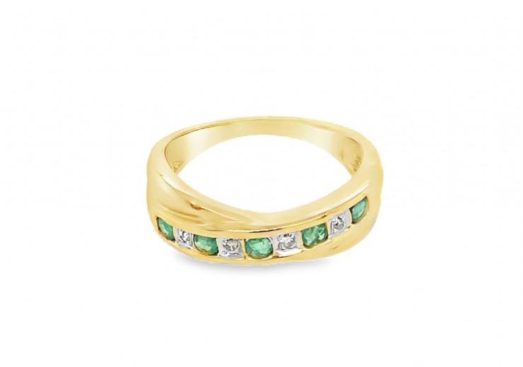 Pre-owned 9ct Yellow Gold Emerald & Diamond Ring