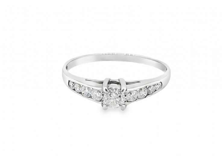 Pre-owned 18ct White Gold Diamond Ring